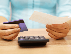 ¿Un banco puede retener mi dinero por una deuda?