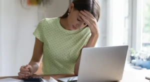 ¿El banco puede sacar dinero de mi cuenta sin autorización?