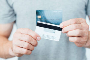 ¿Qué pasa si pagas el mínimo de tu tarjeta? | Bravo